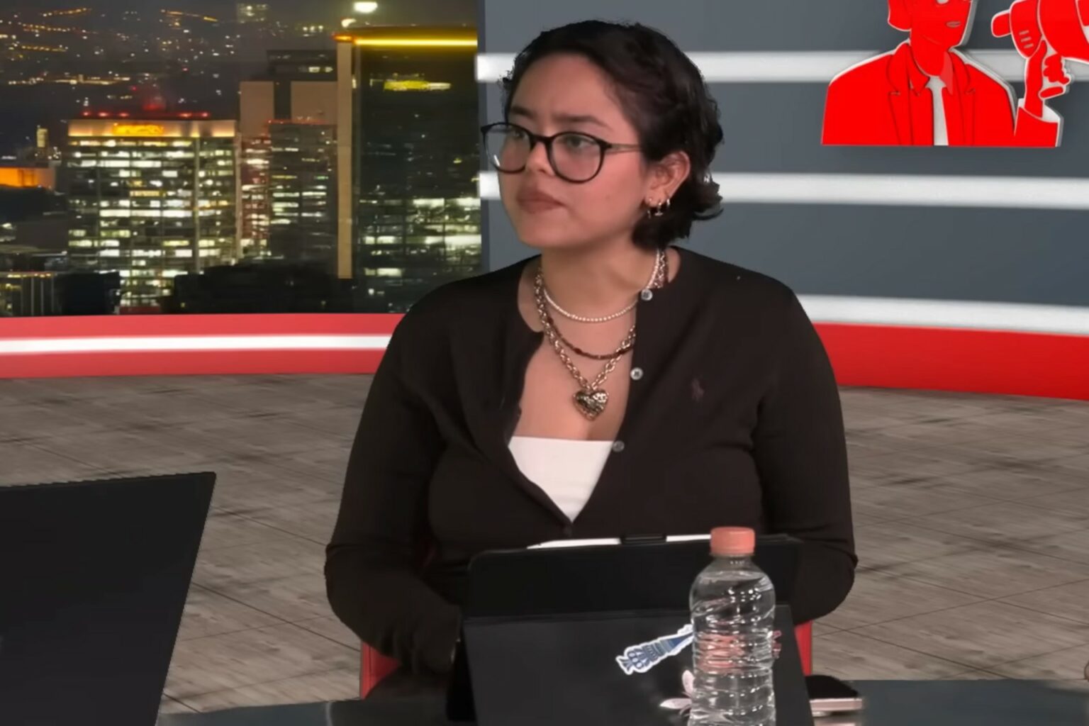 Impactará feo a Mazatlán la salida del futbol profesional.
-	Inician entrega de becas a estudiantes de secundaria.
-	Con 4 obras simultáneas ataca Gobierno de Mazatlán problemas de saneamiento.
-	Critican a vocera de Morena por decir que el Crimen genera empleos. ¡ternurita!.
-	Reaparece Quirino en las fotos durante reunión de cuerpo diplomático con CSP.
