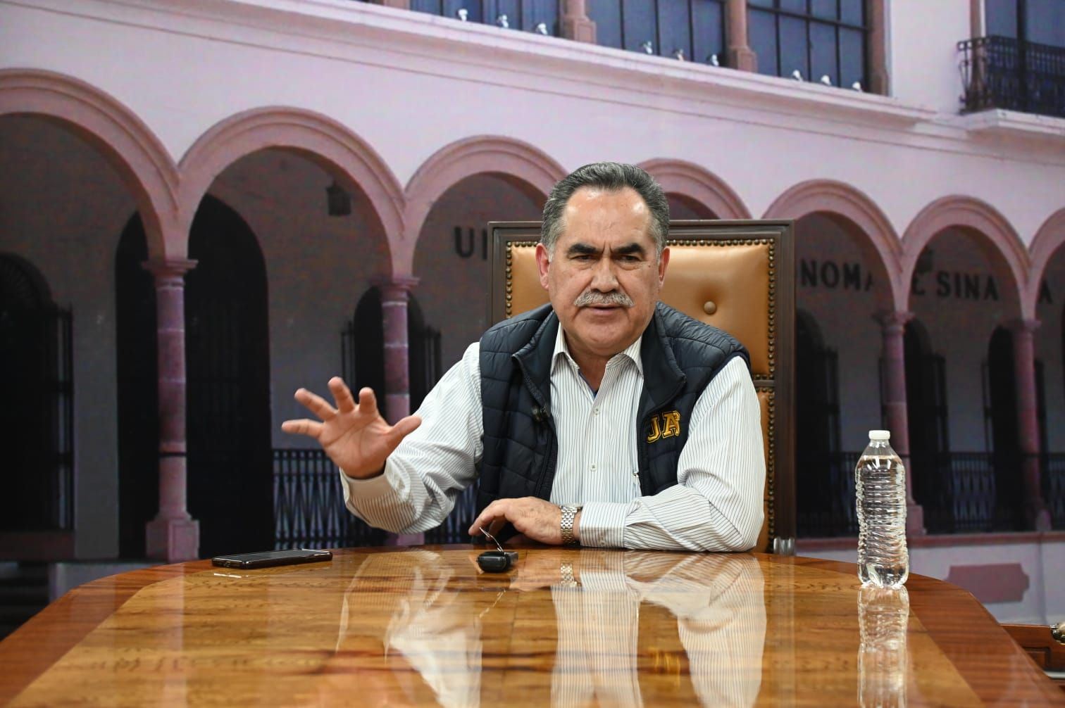 Aún en situación adversa, dando la cara, trasciende presencia de Juan De Dios Gámez.
Llama Rocha Moya a organizarse en tema de finanzas…planeen responsablemente. Anuncia cambios.
UAS se prepara para los retos del 2026.
¡Al fin, Su Gracioso Majestad reconoce los rezagos en Elota!.
La política no es imposición dice el Loquito Macuspano.