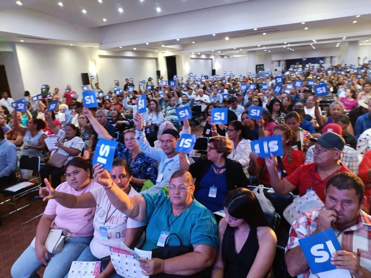 La negación como política pública.
Ahora resultan que aman los arbolitos, mascotas y les gustan los atoles.
Imelda Castro regala ¡hasta boletos de beisbol!... ¡que desfachatez!.
Abofetea el Teesin a la Gerencia caciquil del PAN en Sinaloa.