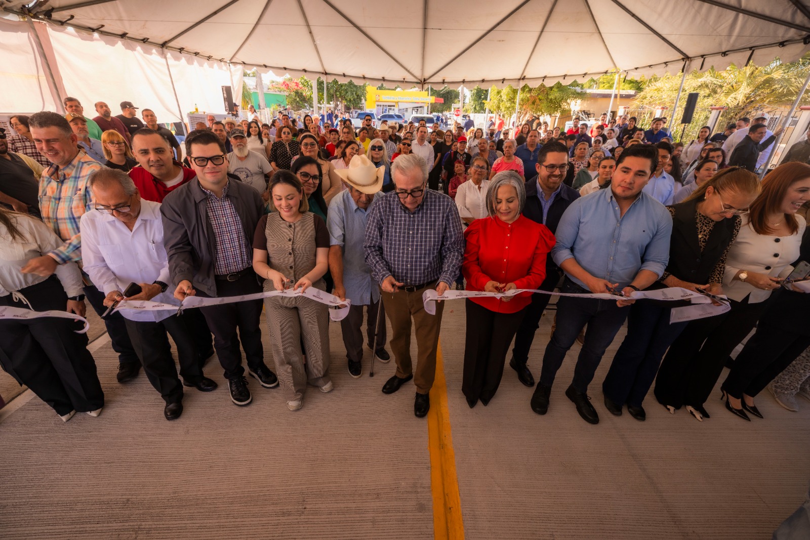 El gobernador Rocha y la alcaldesa Lupita López, inauguraron la calle Pedro Juárez, con una inversión superior a los 3.3 millones de pesos, obra muy esperada por los vecinos.