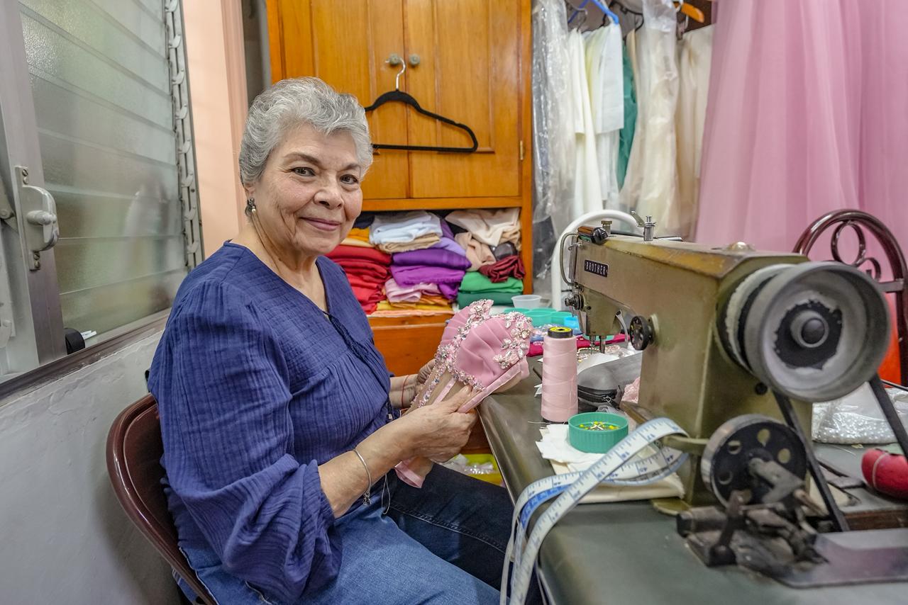 Con más de 36 años de experiencia —y una vida entera dedicada al oficio— Sodelva se presenta con la sencillez de quien sabe que cada traje cuenta una historia distinta. Ha vestido a numerosas reinas y colaborado con el ámbito cultural en diversas áreas de la costura, siempre entendiendo que cada vestido es un honor y una responsabilidad.