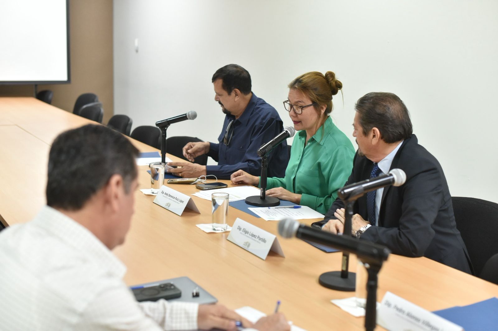 La Comisión de Seguridad Pública del Congreso del Estado de Sinaloa celebró este jueves una reunión de trabajo en la que se analizó una iniciativa que busca fortalecer la seguridad en los centros educativos mediante la instalación de sistemas de videovigilancia.