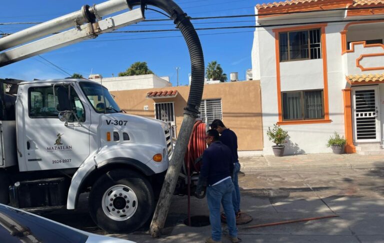 Durante la jornada de trabajo también se limpió el alcantarillado en las Calles Ventura Valdez, Bernardo Corvera y Sierra de Venados de esta sindicatura