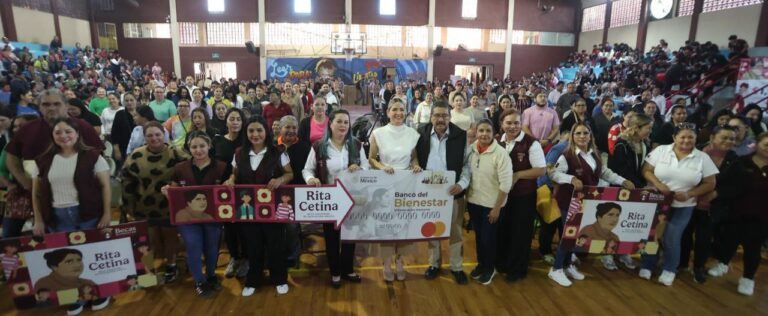En la Secundaria ETI #5, se entregaron 526 tarjetas a estudiantes de primer año de secundaria, mientras que en todo Mazatlán serán 4,876 alumnas y alumnos quienes recibirán este beneficio