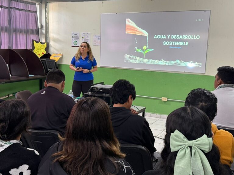 Luego de recorrer una de las plantas de tratamiento de JUMAPAM, ahora reciben la visita del personal de Cultura del Agua