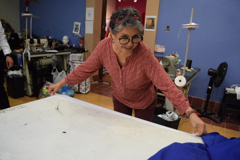 Con el rítmico galope de las máquinas de coser y la pasión que define a la máxima fiesta porteña, el Departamento de Vestuario del Instituto Municipal de Cultura, Turismo y Arte de Mazatlán ha comenzado la creación de los atuendos que llenarán de vida el Carnaval Internacional 2026, “Arriba la Tambora”.