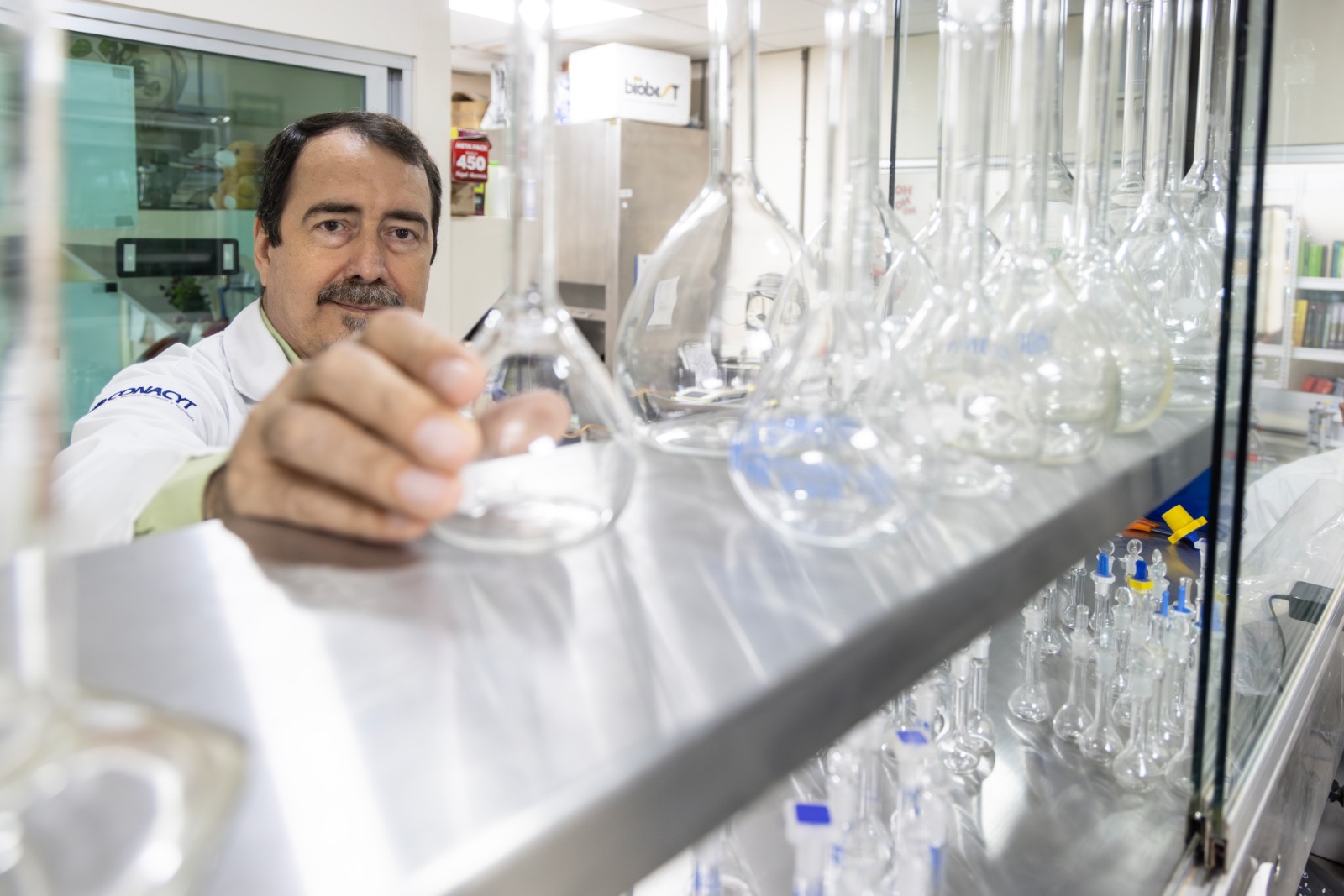 Desde el CIAD Culiacán, el Doctor José Basilio Heredia y su equipo realizan investigaciones que buscan cuidar la salud de las personas, los animales y la naturaleza al mismo tiempo, usando la ciencia para mejorar lo que comemos y cómo vivimos