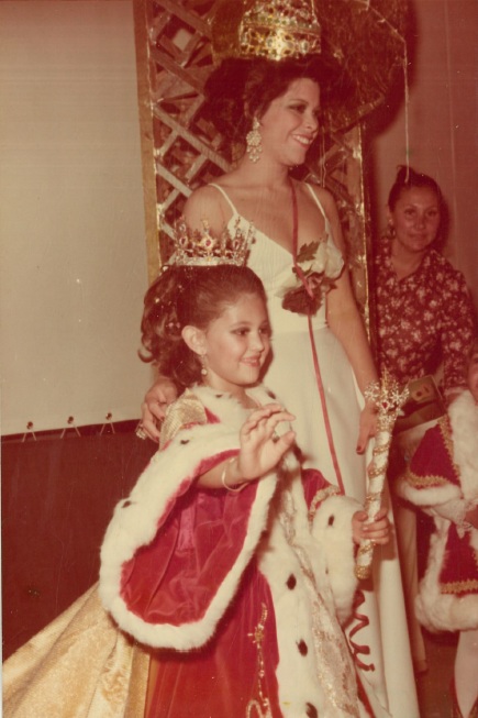 Con la sensibilidad de quien vuelve a abrir un cofre de recuerdos y la emoción intacta de una niña que jamás dejó de creer en la magia, Isaura Rendón, Reina Infantil de Oro del Carnaval de Mazatlán, regresa al corazón de la máxima fiesta porteña a 50 años de haber vivido uno de los momentos más luminosos de su vida.