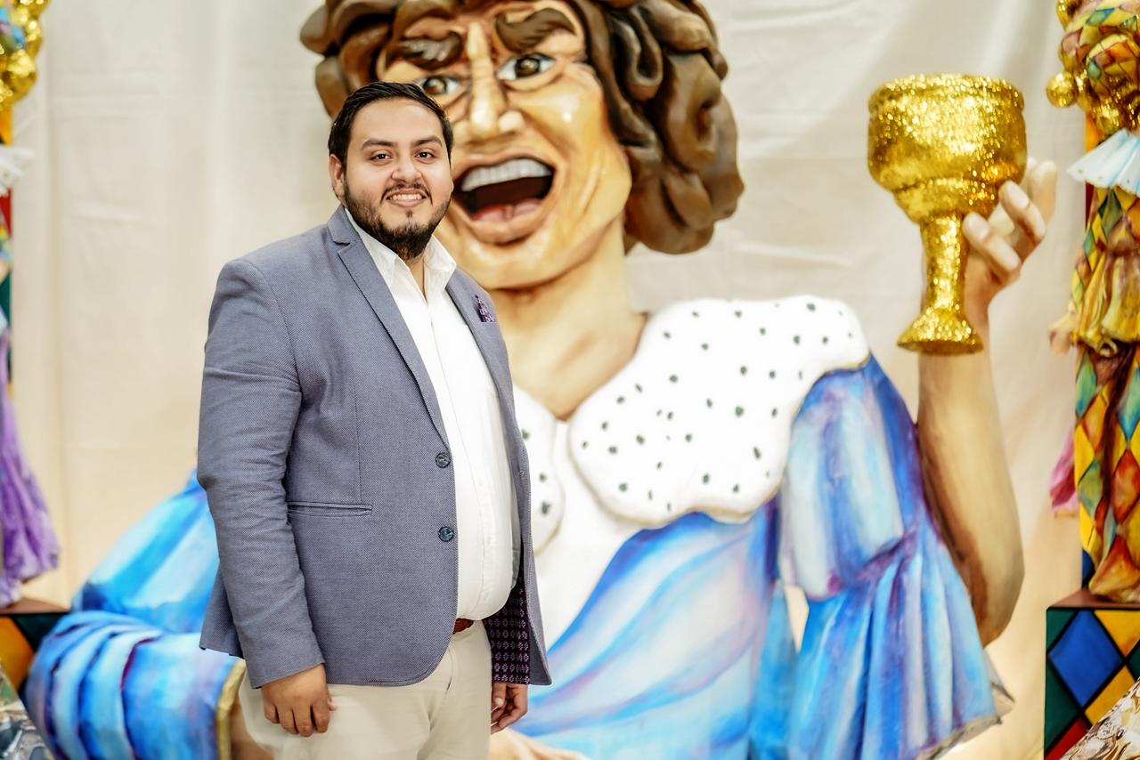 Luis Antonio Ríos González “Momo” vestirá a la Reina, a la Reina Infantil, a la Reina de la Poesía del Carnaval Internacional Mazatlán 2026 y construirá el carro alegórico de S.G.M. Karina Dueñas, reina de plata de los Juegos Florales
