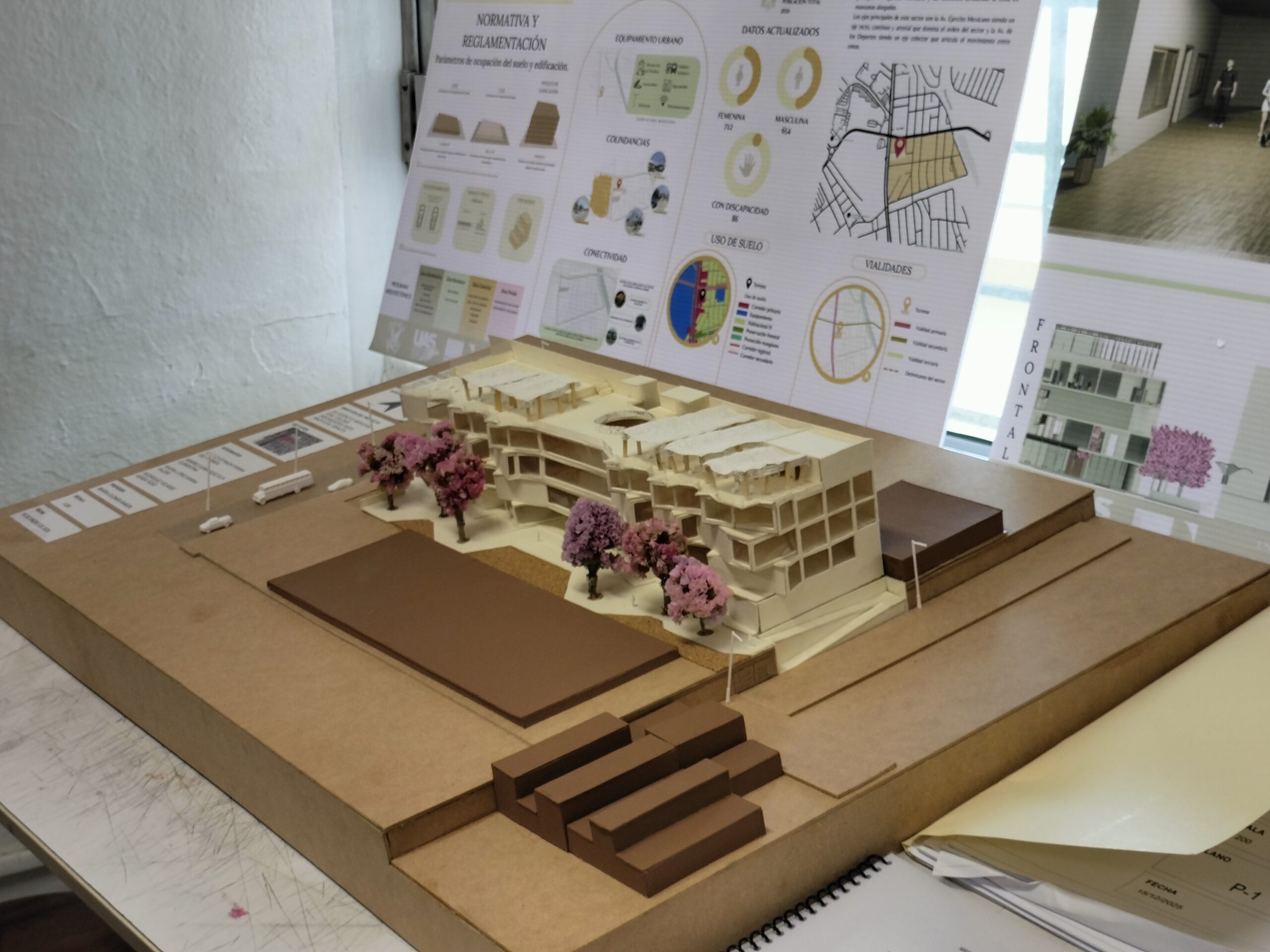 El talento de los jóvenes estudiantes fue exhibido mediante una Mega Entrega de trabajos en maquetas, proyectos industriales y de diseño en la Facultad de Arquitectura y Diseño Industrial.