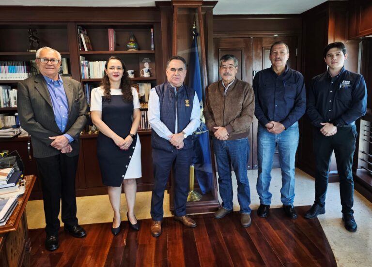 Para fortalecer y estrechar lazos entre instituciones, se reúnen el Rector Jesús Madueña y el titular de la CEDH, Óscar Loza Ochoa; se busca la firma de un Convenio de Colaboración