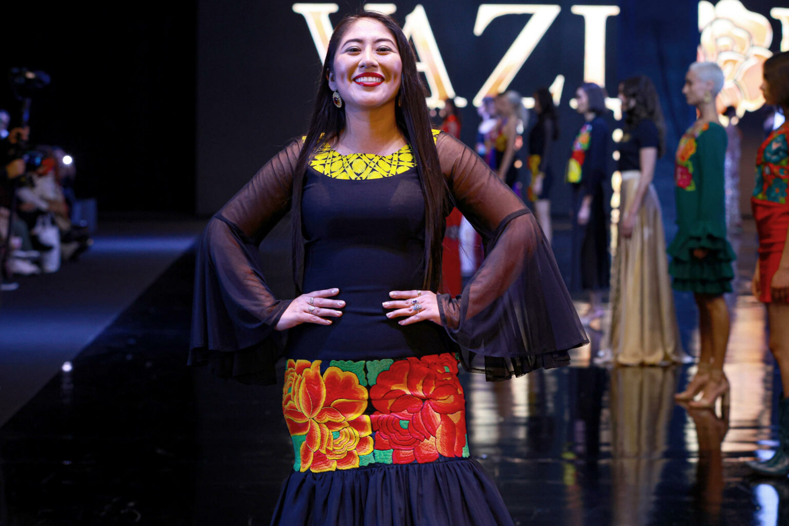Vestidos de noche con bordados de la cultura zapoteca roban las miradas en una pasarela de Intermoda. Están inspirados en los bordados de Juchitán, de la diseñadora zapoteca Zuleyma Vázquez.