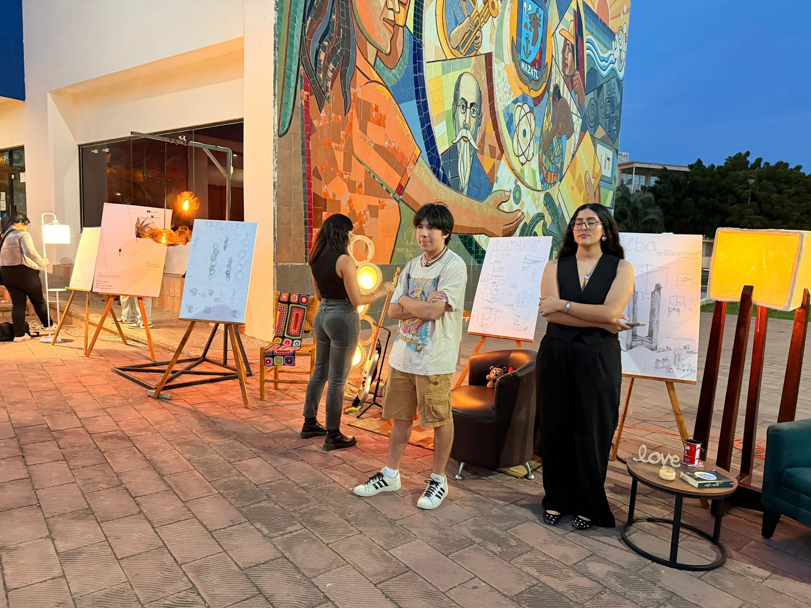 Estudiantes de la licenciatura en diseño industrial de la facultad de arquitectura y diseño en la zona sur, presentaron proyectos finales de lámparas de pie, de escritorio y colgantes, como resultado de los conocimientos adquiridos durante su primer semestre.