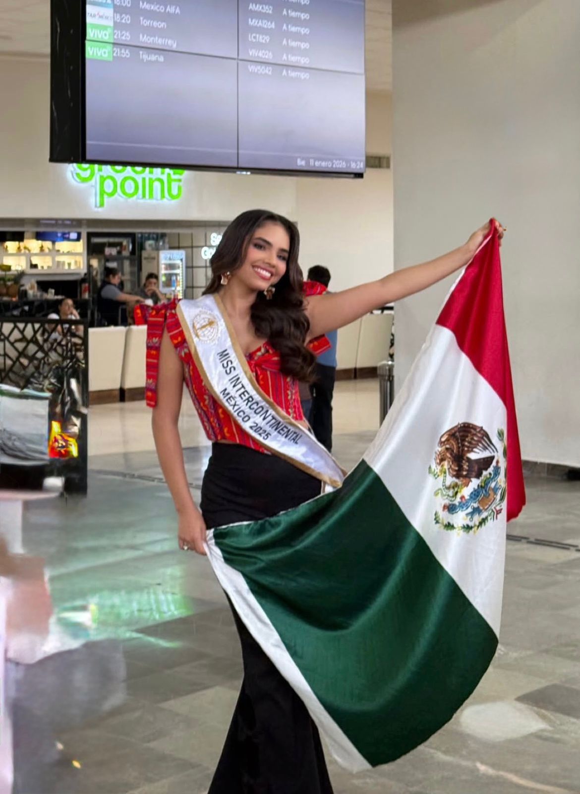 Desde el Aeropuerto Internacional de Mazatlán Rafael Buelna, Carolina compartió un emotivo mensaje previo a su partida rumbo al certamen internacional, donde representará a México en la edición número 53 de Miss Intercontinental, una competencia que —como ella misma explicó— busca destacar una belleza integral, más allá de lo físico.