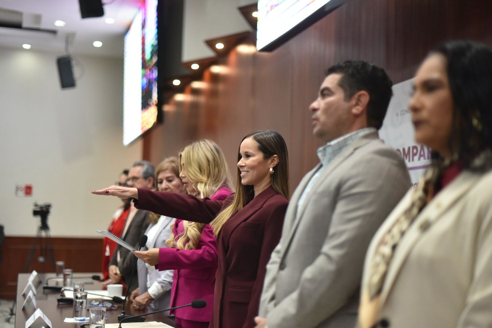 Al comparecer ante el Congreso del Estado, Mireya Sosa Osuna señaló que desde la Secretaría de Turismo se construye una industria con rostro humano, inclusiva y sostenible, que garantiza que la prosperidad se distribuya de manera equitativa en cada rincón del estado
