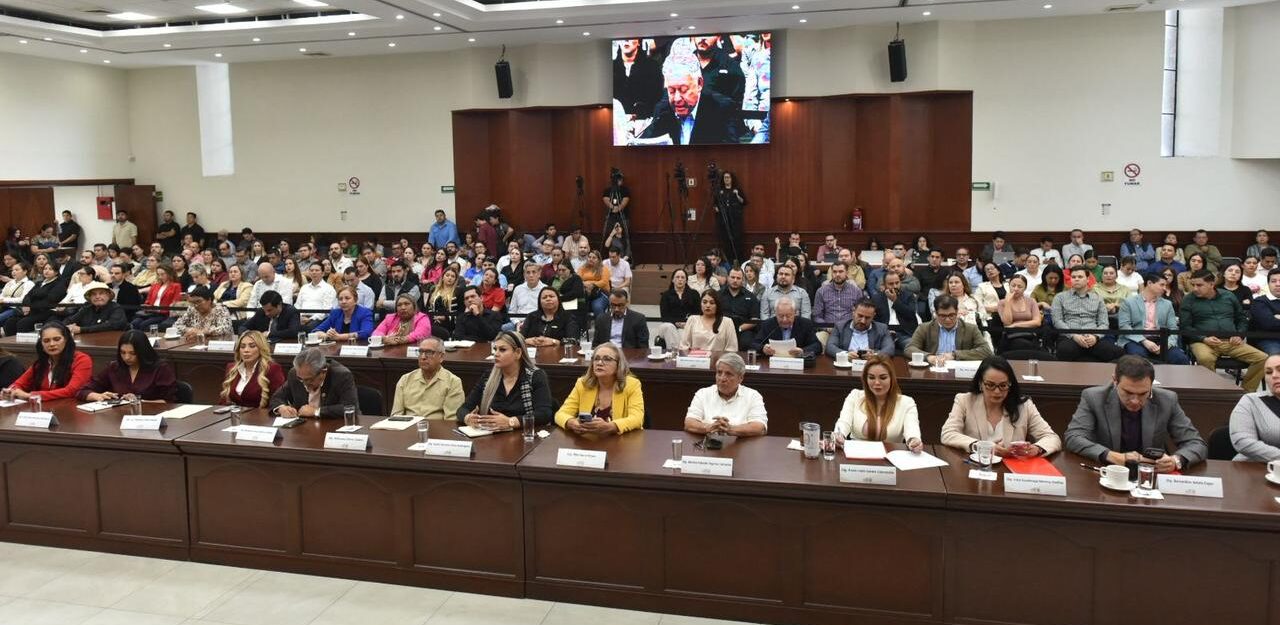 El Secretario de Seguridad Pública del Estado de Sinaloa, Óscar Rentería Schazarino, compareció este miércoles 21 de enero ante las y los integrantes de la 65 Legislatura para rendir cuentas sobre los resultados del Cuarto Año de Gobierno en materia de seguridad pública, en un ejercicio que forma parte de la Glosa del Cuarto Informe del gobernador Rubén Rocha Moya.