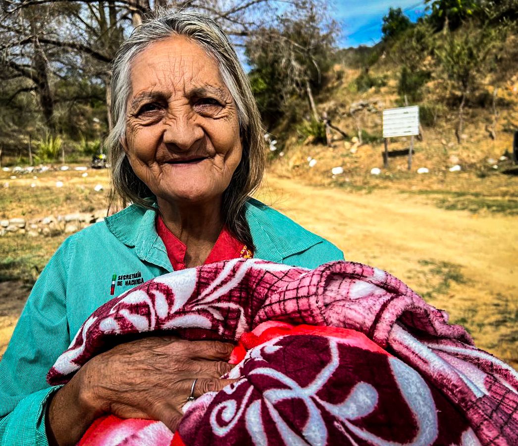 SEBIDES amplía la entregó de apoyos invernales a 250 familias de 32 comunidades de la zona serrana de Choix.