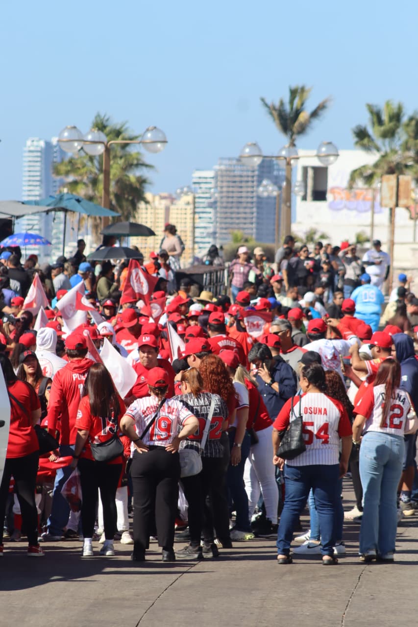 Buscando la unión familiar y la formación de los jugadores desde las categorías Pañalitos hasta Juvenil Mayor, el magno desfile de las ligas infantiles de béisbol de la Región IV en Mazatlán,  regresó tras 15 años de ausencia. 
