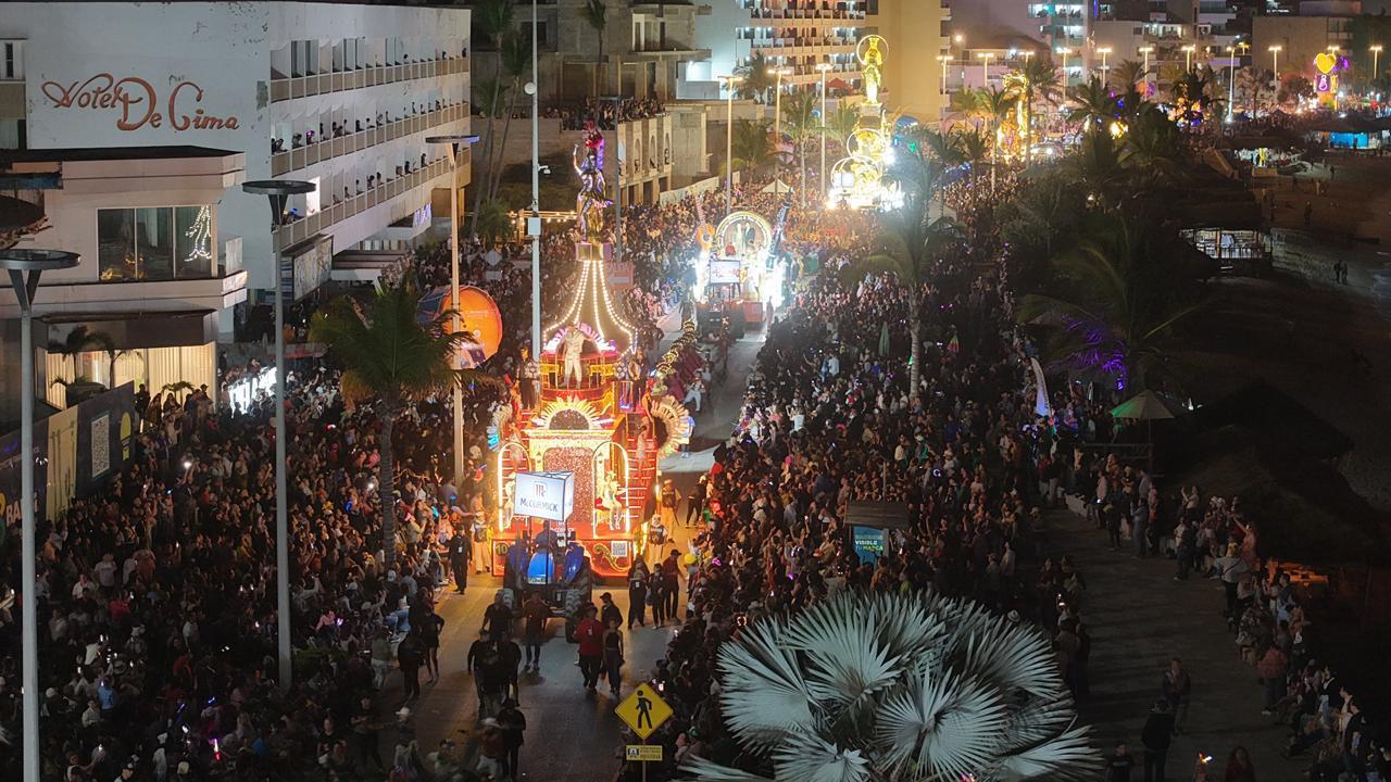 Familias locales y turistas nacionales y extranjeros disfrutaron del cuarto día de la máxima fiesta porteña, en un ambiente de algarabía, color y música de banda sinaloense