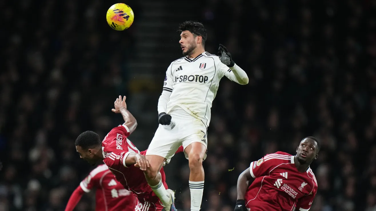 El futbolista mexicano Raúl Jiménez alcanzó recientemente sus 200 goles en su carrera. Pero en Europa ha marcado 117. 