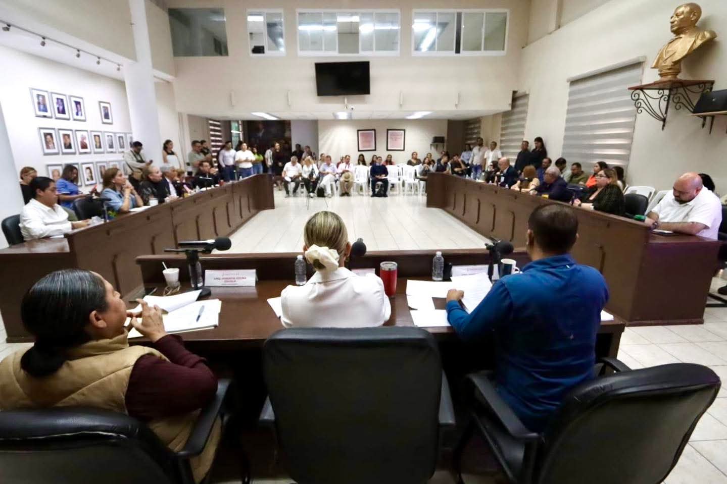 Se sacude la Hamaca y se quitan la modorra en el Cabildo de Mazatlán.
38 minutos de debate por primera vez en 32 sesiones, con mucho “fuego amigo”.
Antes… en el pasado… se daban a conocer los detalles de los dictámenes. Ahora les gana la weba.
Siguen desfondando al PRI en Sinaloa.
¡No lloró Noroña por los soldados caídos!
