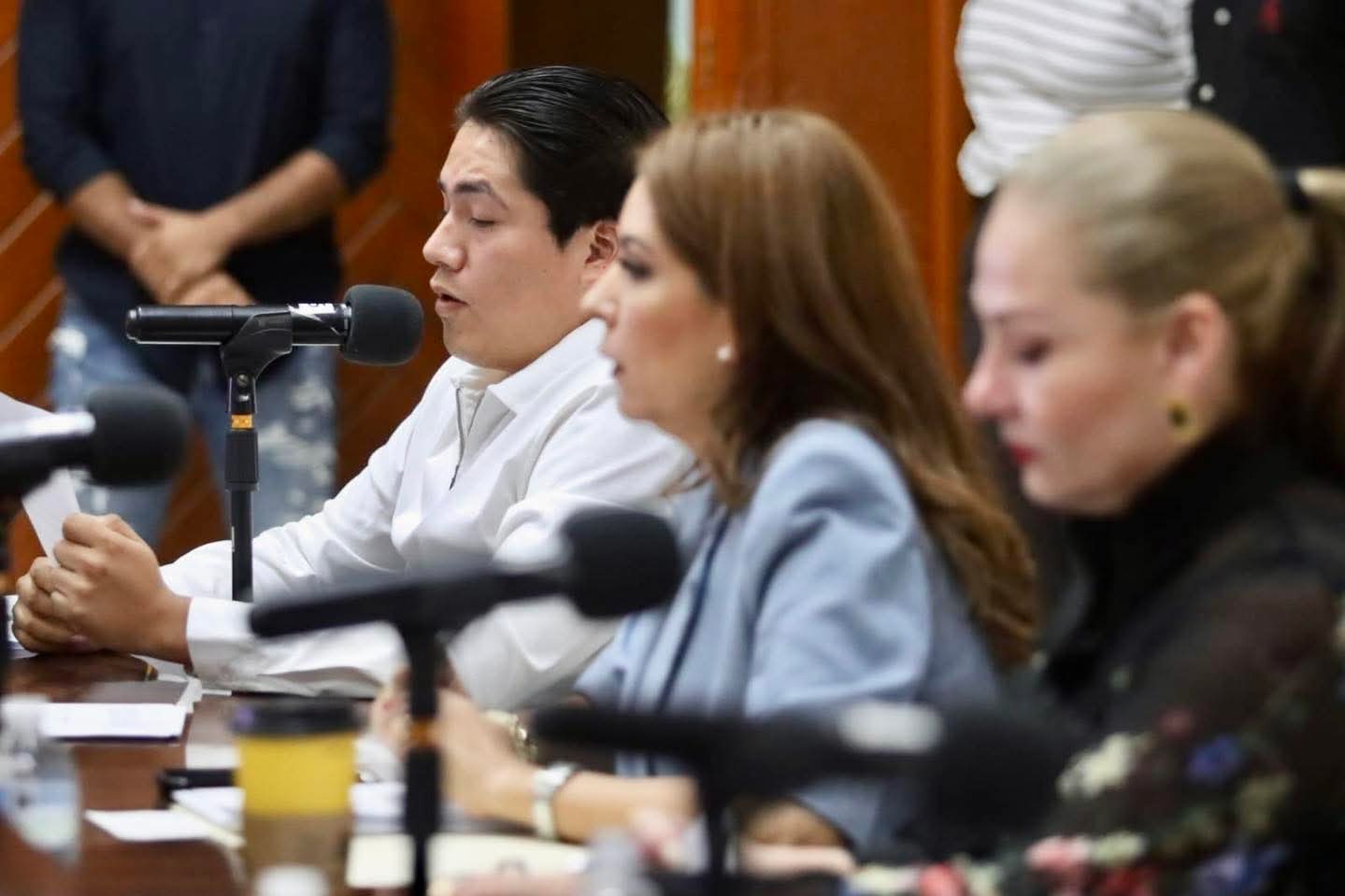 Se sacude la Hamaca y se quitan la modorra en el Cabildo de Mazatlán.
38 minutos de debate por primera vez en 32 sesiones, con mucho “fuego amigo”.
Antes… en el pasado… se daban a conocer los detalles de los dictámenes. Ahora les gana la weba.
Siguen desfondando al PRI en Sinaloa.
¡No lloró Noroña por los soldados caídos!