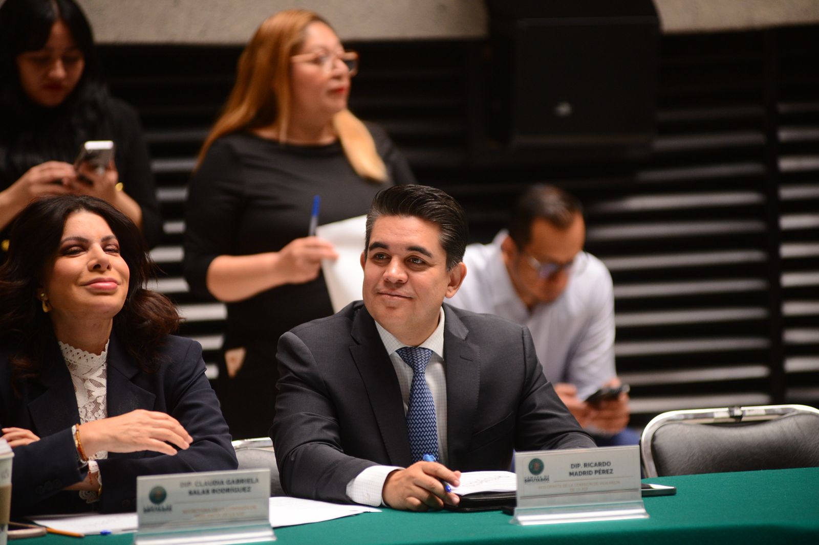 Preocupa Sarampión en Sinaloa y se abren macrocentros de vacunación.
¡Gerencia del PRI dice que no hay claridad en el combate al sarampión!.
¡¿Qué cree, ¿! Todavia existe la CTM!.
De risa loca. El cargador de portafolios de Quirino, quiere Auditor de la Federación ¡Moderno!
Rocha se reúne con familia de Ricardo Mizael.
Quitan un pelo al gato: Elba Esther debe pagar 19 millones al SAT.
