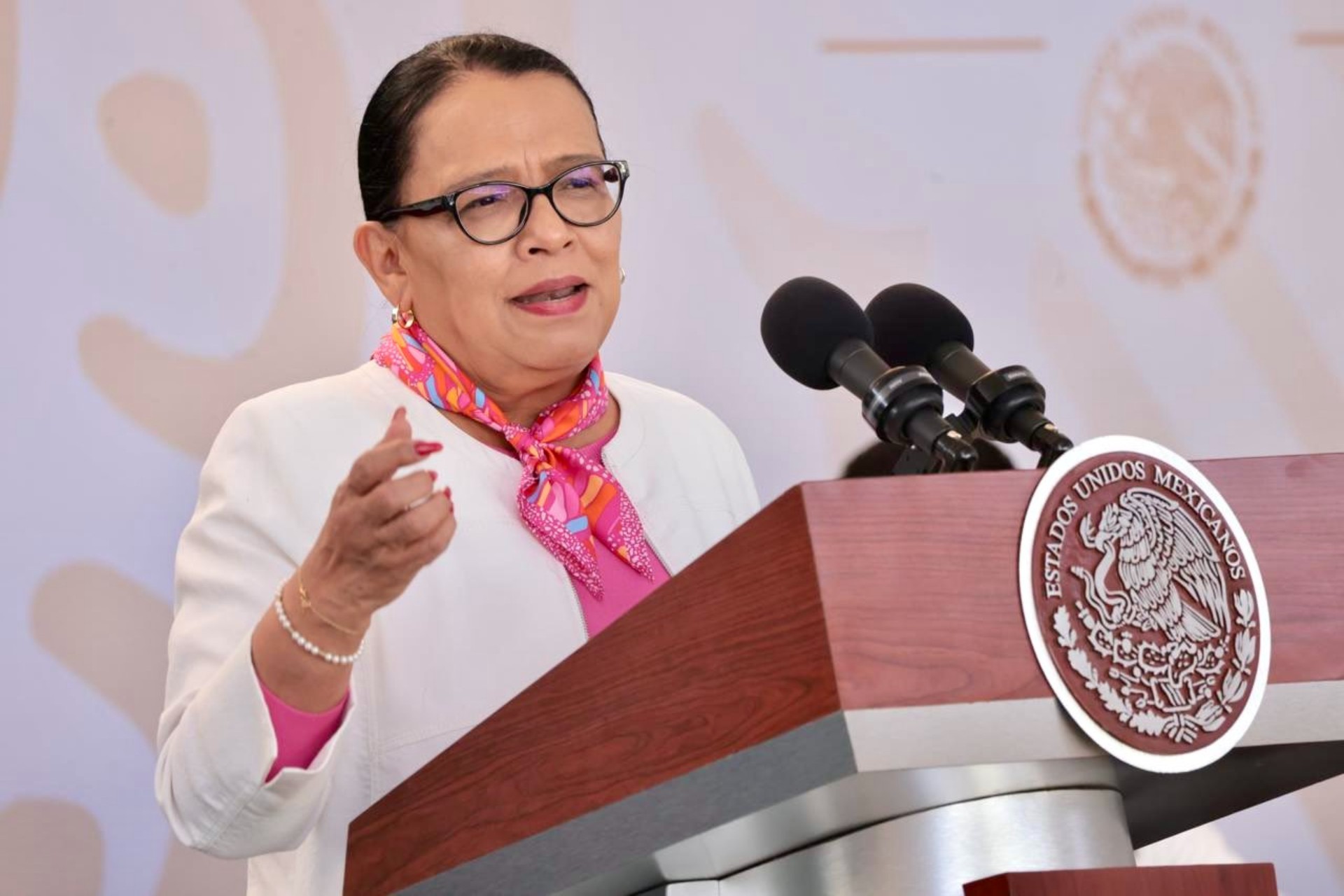 Martes inician preinscripciones en línea.
Discuten ciudadanos alternativas contra la situación actual el estado.
Realmente. Rocha e Imelda, solo tomaron café?.
Reencarpetado prioridad de Estrella Palacios.
A nadie engaña Rosa Icela Rodríguez.
