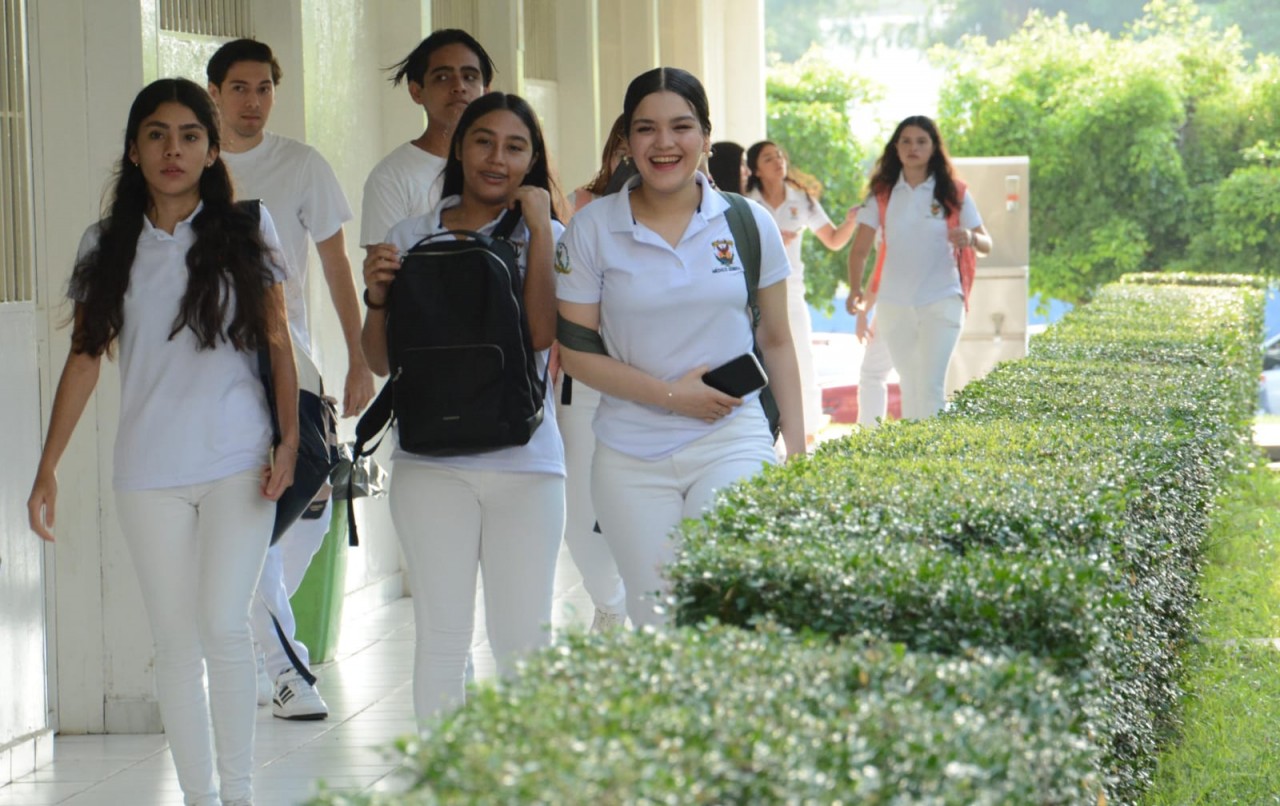 El curso tiene dos enfoques: uno que les favorezca para acreditar el examen de ingreso y otro para que logren transitar con éxito ese primer semestre, el cual resulta complejo para muchos y genera los mayores índices de deserción en las carreras de salud. Por lo tanto, ayudamos en ambos sentidos”, 