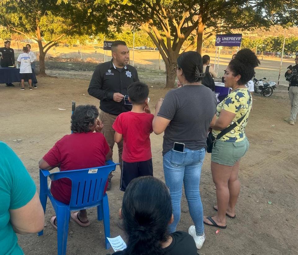 Con el objetivo de fortalecer los lazos de confianza, cercanía y fomentar la cultura de la denuncia oportuna, la Secretaría de Seguridad Pública Municipal realizó una jornada de proximidad social con vecinos de la colonia Ampliación de Urías.