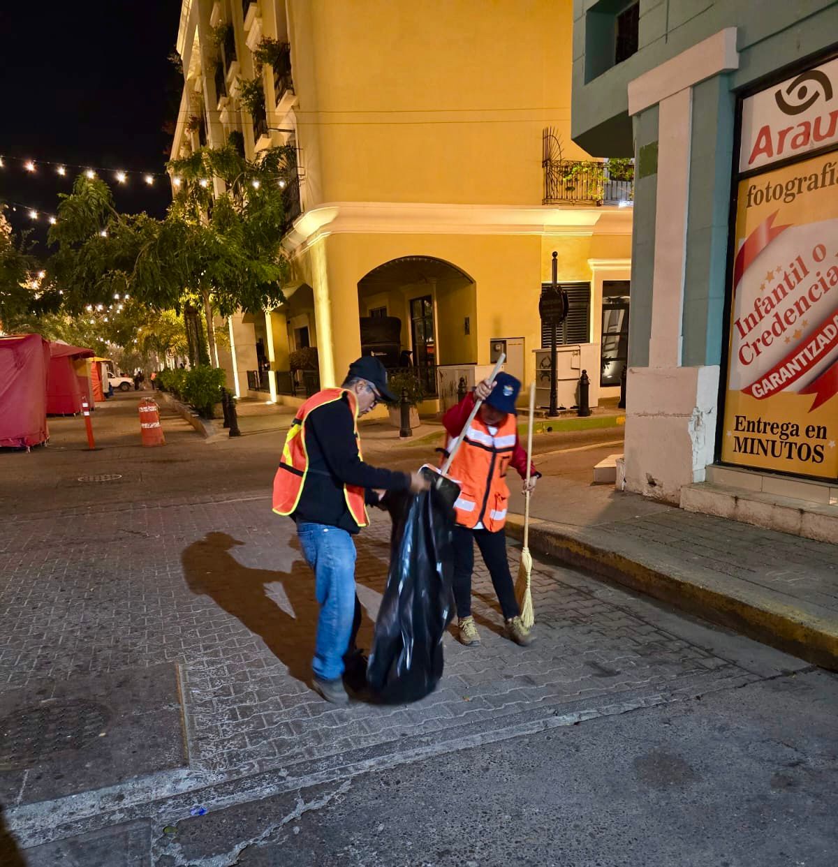 Más de 200 trabajadores de Aseo Urbano y Parques y Jardines atienden las zonas de mayor afluencia para mantener limpio el puerto durante la máxima fiesta mazatleca