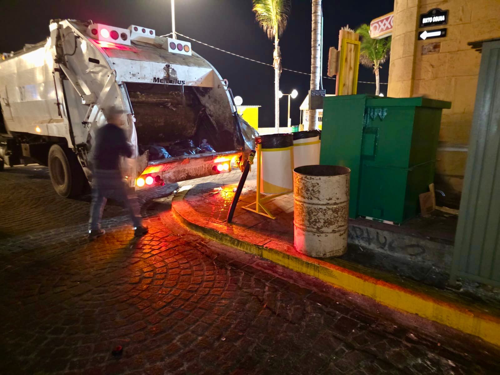 Más de 200 trabajadores de Aseo Urbano y Parques y Jardines atienden las zonas de mayor afluencia para mantener limpio el puerto durante la máxima fiesta mazatleca