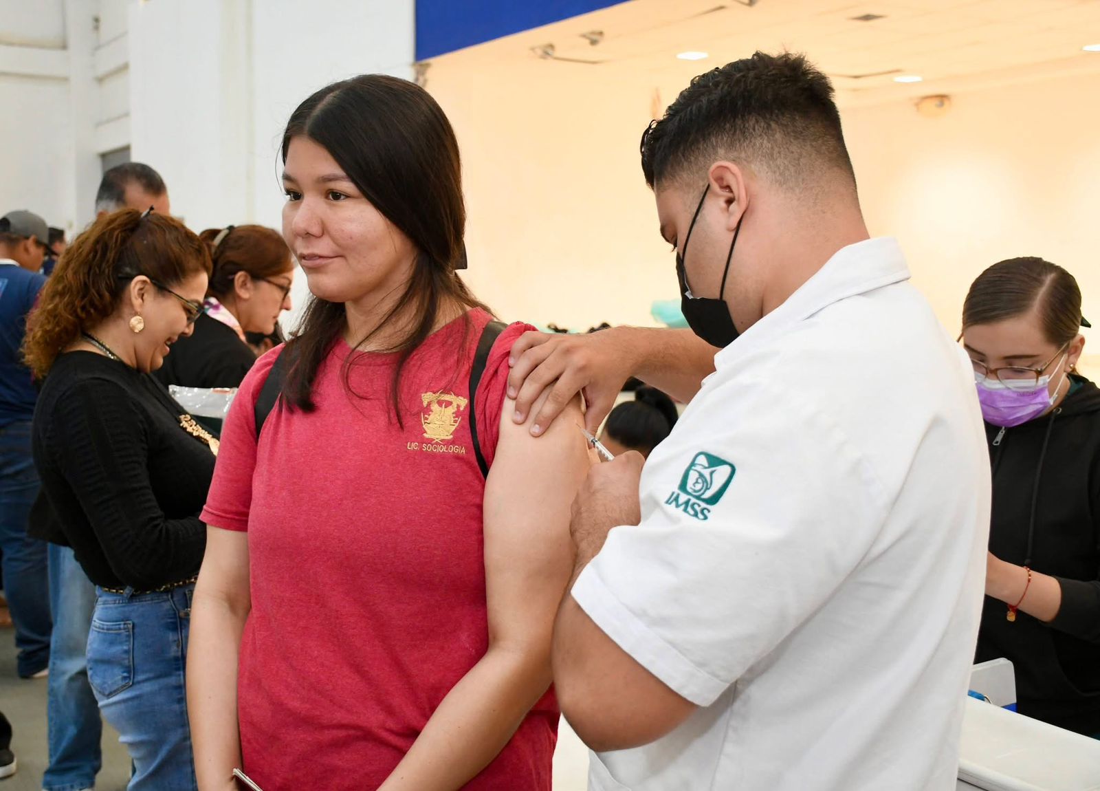 Durante esta campaña se aplicaron vacunas contra el sarampión y rubeola, COVID, influenza y neumococo, puntualizó, Evelia Ortega, sub jefa de enfermería del HGZ No. 3