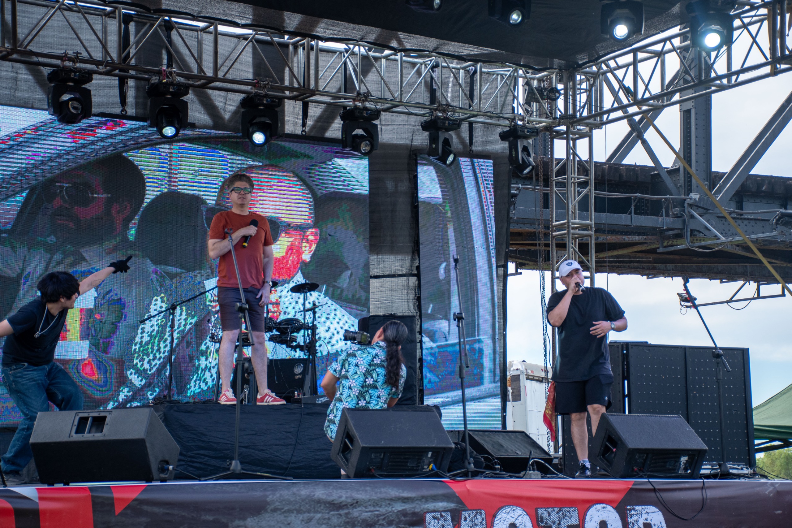 Con el objetivo de impulsar la reactivación económica y fomentar la convivencia familiar en espacios públicos, este domingo se realizó la primera edición del Sinaloa Motor Fest 2026, evento que reunió a exponentes del mundo automotriz y motociclista en un ambiente 100 por ciento familiar, en las instalaciones del Parque Acuático.