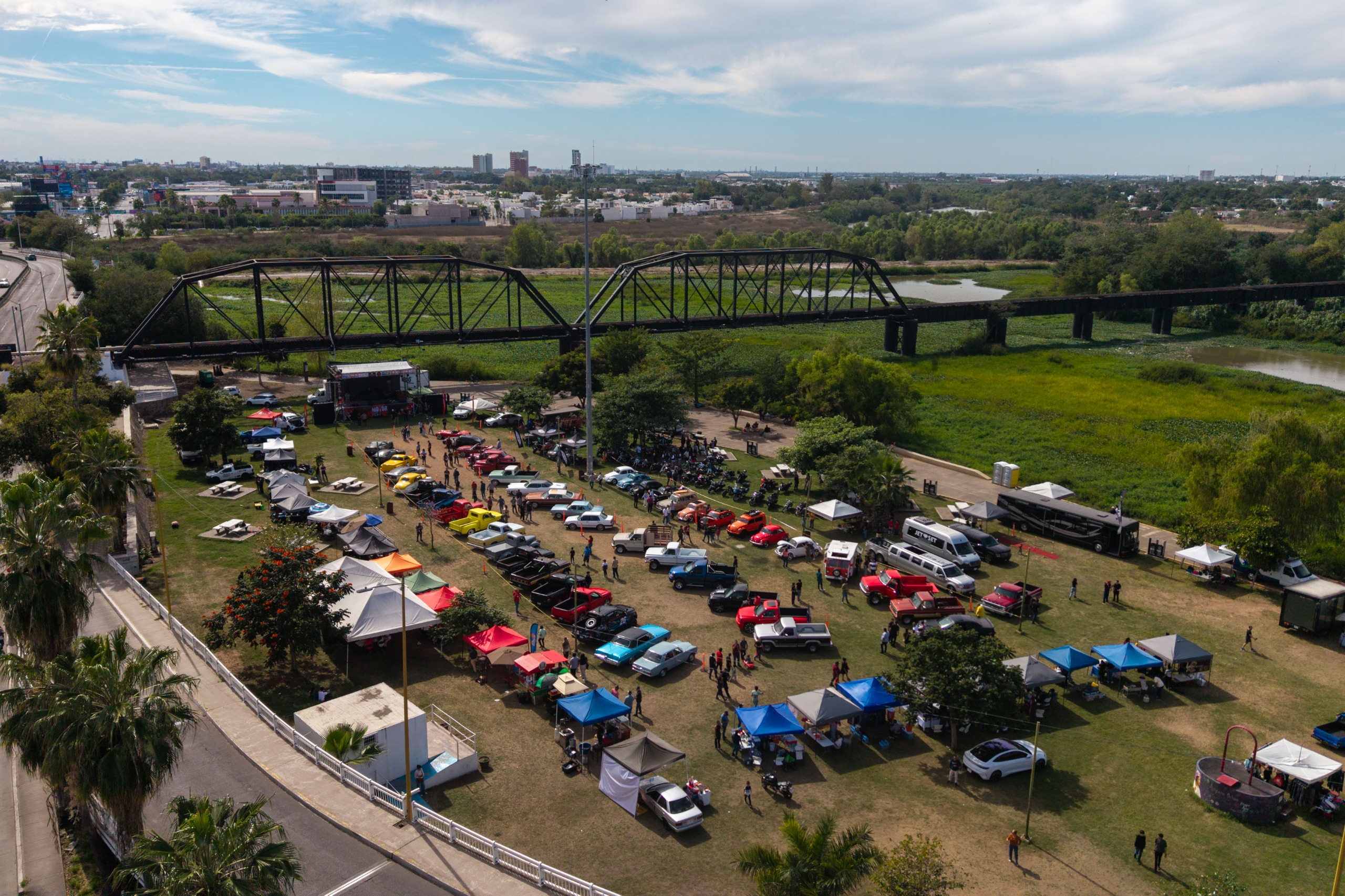 Con el objetivo de impulsar la reactivación económica y fomentar la convivencia familiar en espacios públicos, este domingo se realizó la primera edición del Sinaloa Motor Fest 2026, evento que reunió a exponentes del mundo automotriz y motociclista en un ambiente 100 por ciento familiar, en las instalaciones del Parque Acuático.
