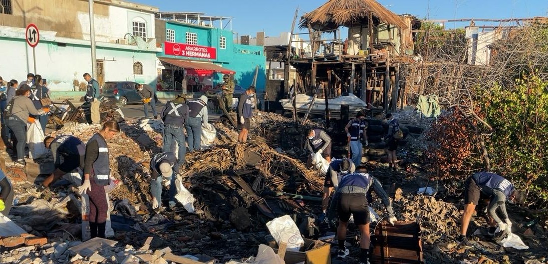 La Secretaría de Marina a través de la Armada de México, por conducto de la Cuarta Región Naval, informa que hoy se llevó a cabo la “Campaña Nacional de Limpieza de Playas y Costas” en coordinación con personal de la Dirección de Ecología y Medio Ambiente, La Comisión Nacional Forestal (CONAFOR), Secretaría de Medio Ambiente y Recursos Naturales (SEMARNAT), la Administración del Sistema Portuario Nacional (ASIPONA) y Grupo Vitallantas, en Mazatlán, Sinaloa. 