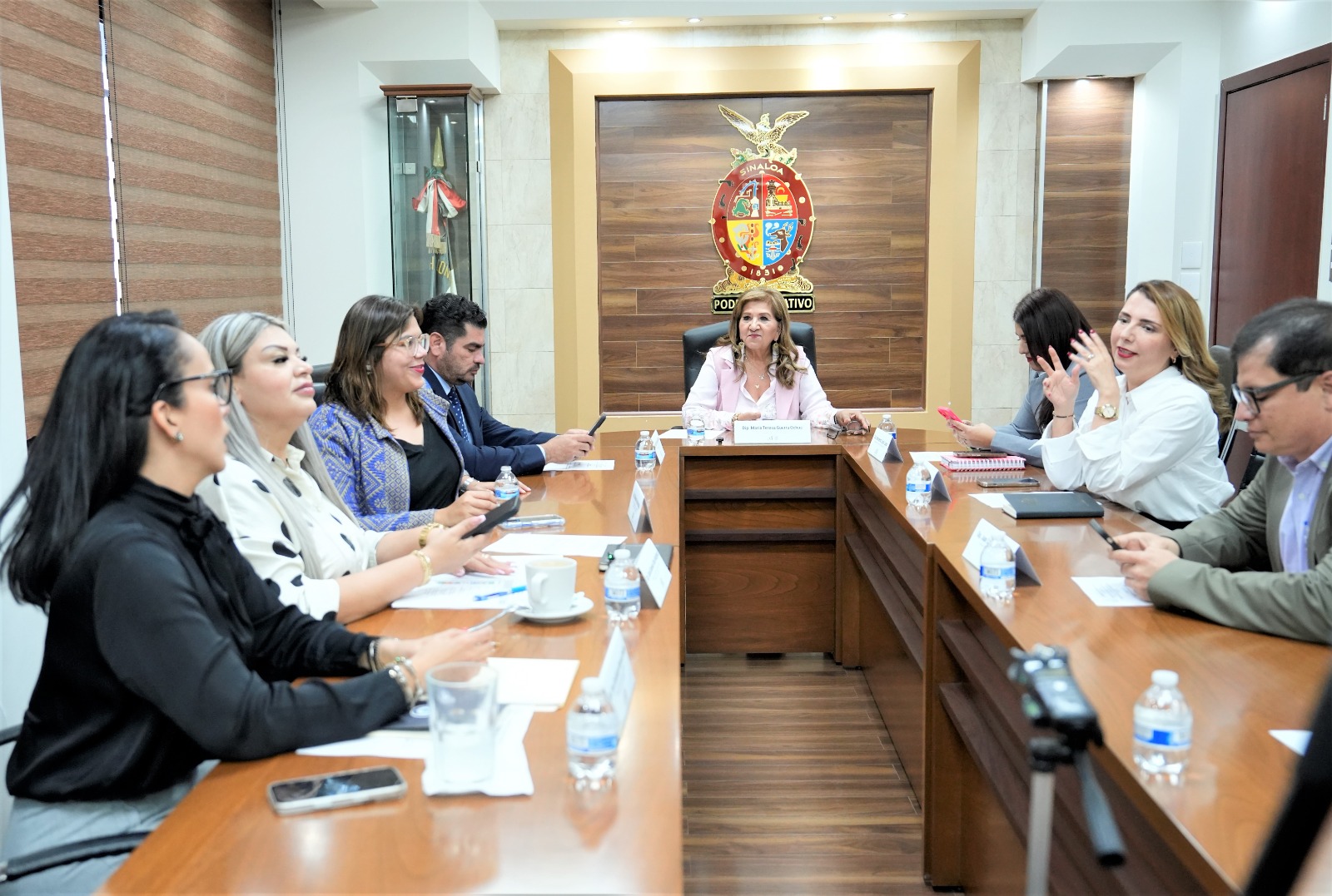 En reunión conjunta, la Junta de Coordinación Política y la Comisión de Igualdad, Género, Diversidad Sexual e Inclusión del Congreso del Estado de Sinaloa aprobaron por unanimidad la expedición de la Convocatoria para la integración del Parlamento de Mujeres 2026.