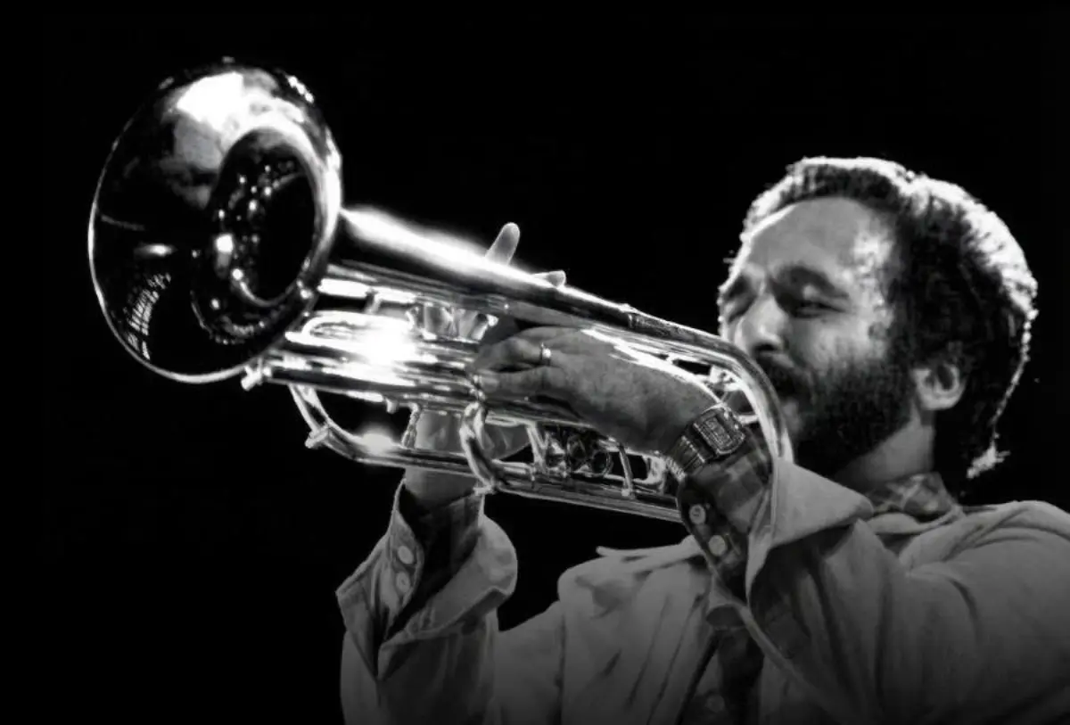 William Anthony Colón Román, el trombonista, cantautor y productor que transformó la salsa en un fenómeno cultural global desde las calles del sur del Bronx, murió este sábado 21 de febrero de 2026 a los 75 años. Llevaba varios días internado en el Lawrence Hospital de Bronxville, Nueva York, por complicaciones respiratorias graves. Su familia confirmó el fallecimiento a través de las redes oficiales del artista.