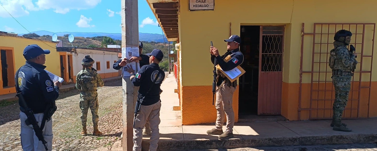 Marina brinda apoyo de seguridad y resguardo a la Comisión Nacional de Búsqueda Personas durante la distribución de fichas, en Nayarit