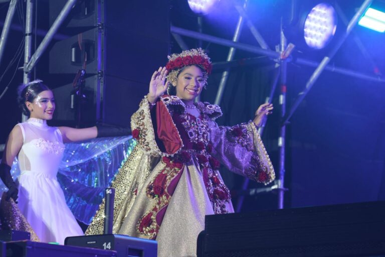 Más de 20 mil personas disfrutaron de un colorido espectáculo que incluyó las presentaciones de las cantantes Lara Campos y Belinda