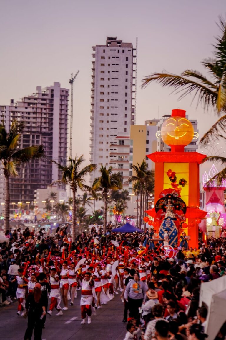 Tras una brillante participación en los magnos desfiles del Carnaval Internacional de Mazatlán 2026, “Arriba la Tambora”, el Instituto Municipal de Cultura, Turismo y Arte de Mazatlán premió este viernes a los triunfadores del Concurso de Comparsas de Concurso.