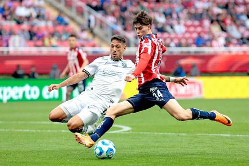 El delantero de las Chivas de Guadalajara no ha bajado su ritmo goleador. "La Hormiga" es un fuerte candidato para ser una pieza en ataque de México