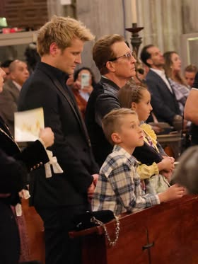 Emmanuel agradeció a Dios sus 50 años de trayectoria en una misa en la que estuvo acompañado de su familia, amigos y fans