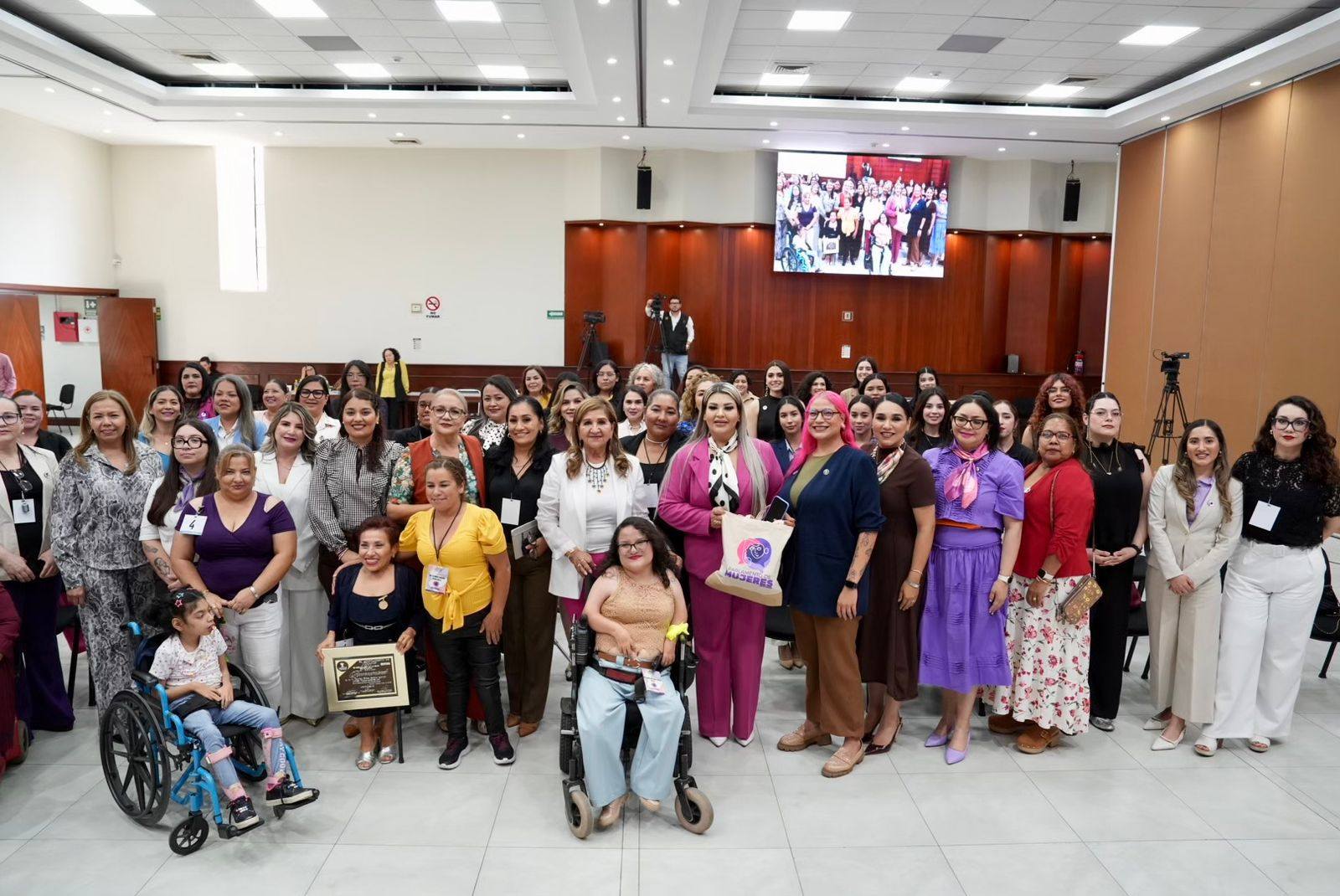 No se pierde la esperanza en el rescate de los mineros de Rosario.
14 mil elementos participan en el operativo de seguridad por Semana Santa.
Reconoce diputada Tere Guerra que aún no se erradica la violencia en Sinaloa.
Exitoso el primer Parlamento de Mujeres en Sinaloa.
Falso que hayan llegado todas!!