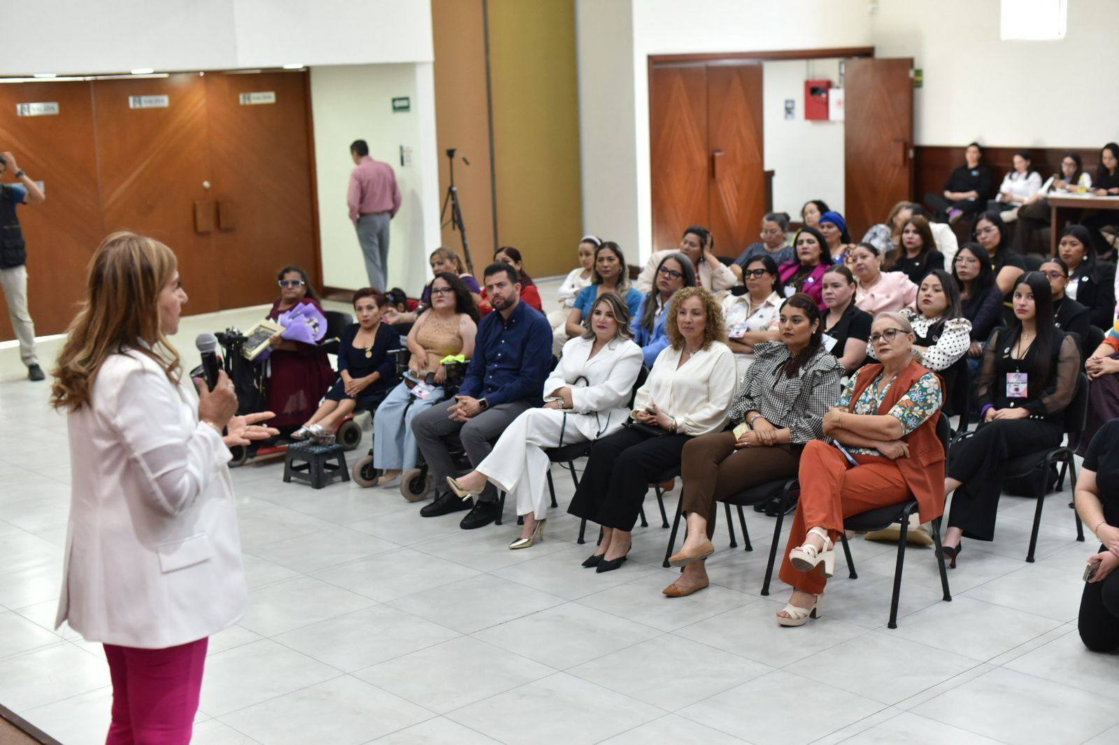 No se pierde la esperanza en el rescate de los mineros de Rosario.
14 mil elementos participan en el operativo de seguridad por Semana Santa.
Reconoce diputada Tere Guerra que aún no se erradica la violencia en Sinaloa.
Exitoso el primer Parlamento de Mujeres en Sinaloa.
Falso que hayan llegado todas!!