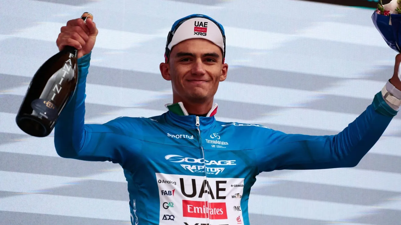 El joven mexicano se adueñó de la 'Maglia Azzurra' tras una espectacular segunda etapa donde Van der Poel se llevó la victoria.