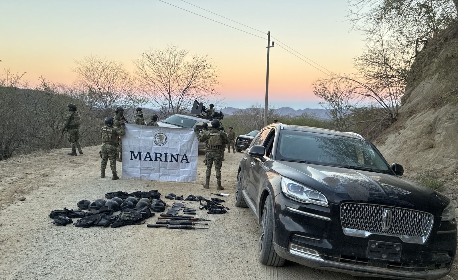 Personal de la Armada de México asegura un vehículo, armamento y equipo táctico en El Fuerte, Sinaloa