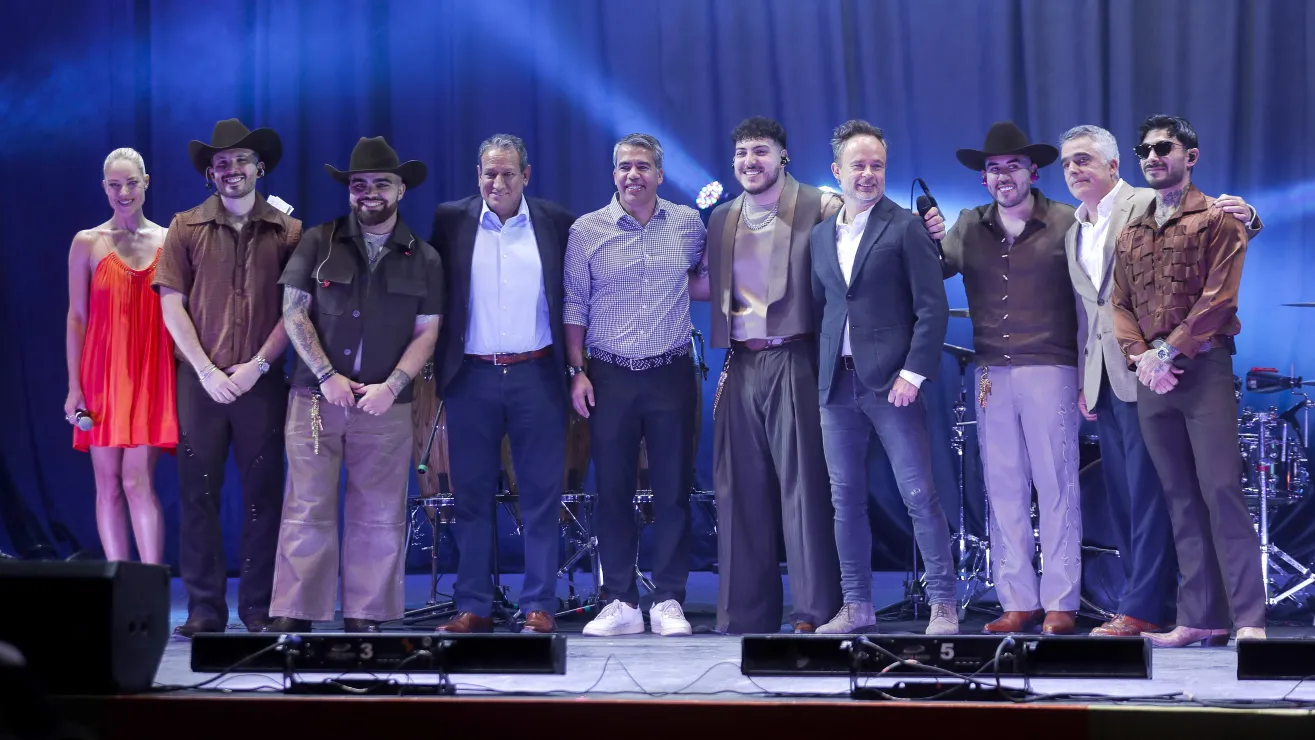 La nueva canción oficial del Tricolor promete unir a más de 100 millones de mexicanos rumbo a la Copa del Mundo 2026 y fue presentada por la conductora Vanessa Huppenkhoten, el exfutbolista Pável Pardo, Grupo Frontera y ejecutivos de Amazon Music.