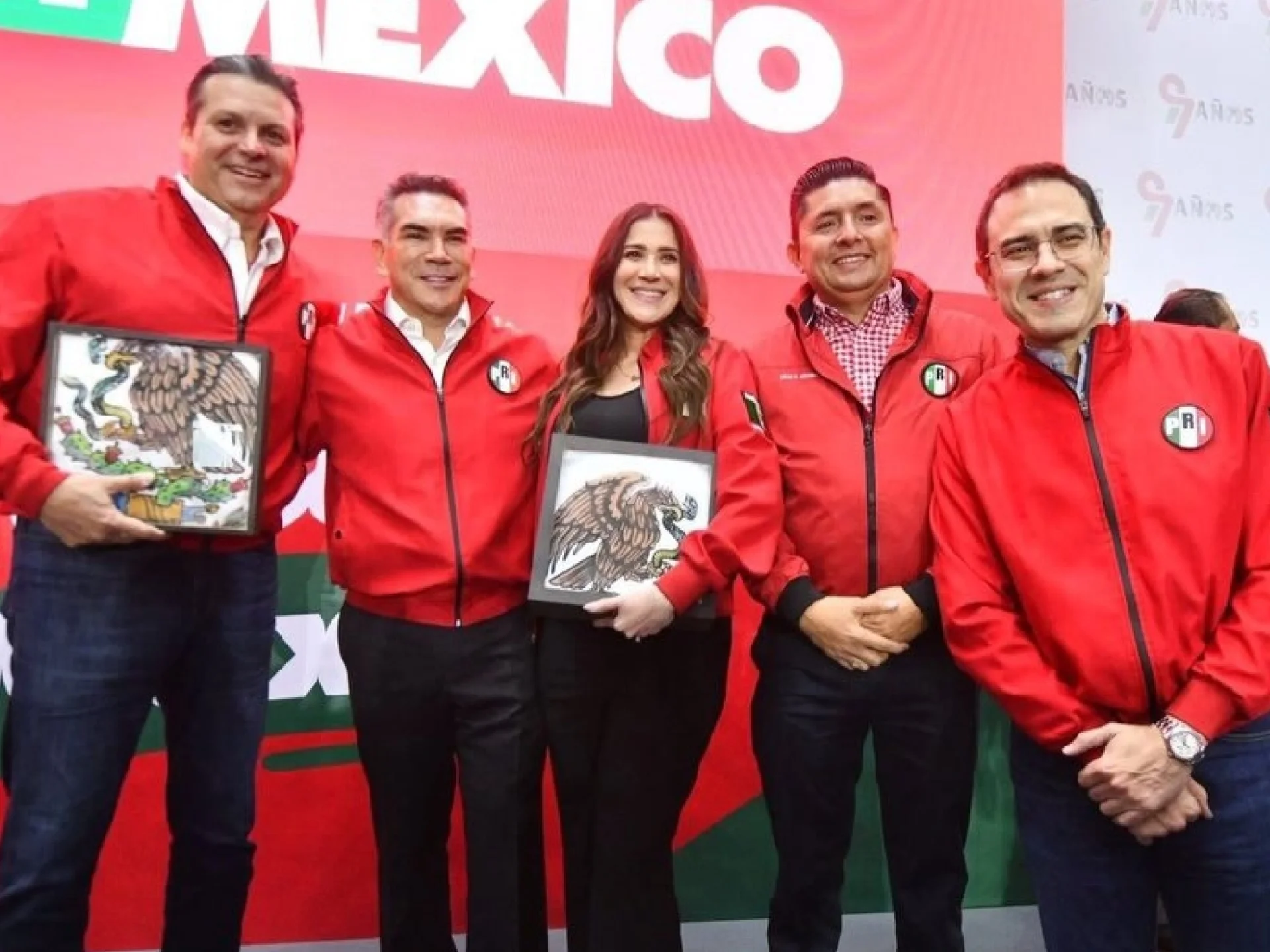 Graciela dice que siempre Sí!!!!!
Diputada Tere Guerra peina el territorio sinaloense.
El PRI oficializa la Red de Defensores de Sinaloa.
PAN dice que tiene 5 mil inscritos para buscar hueso.
Anda airado el Duende Verde Madrid Pérez. ¡Boitelas!.
