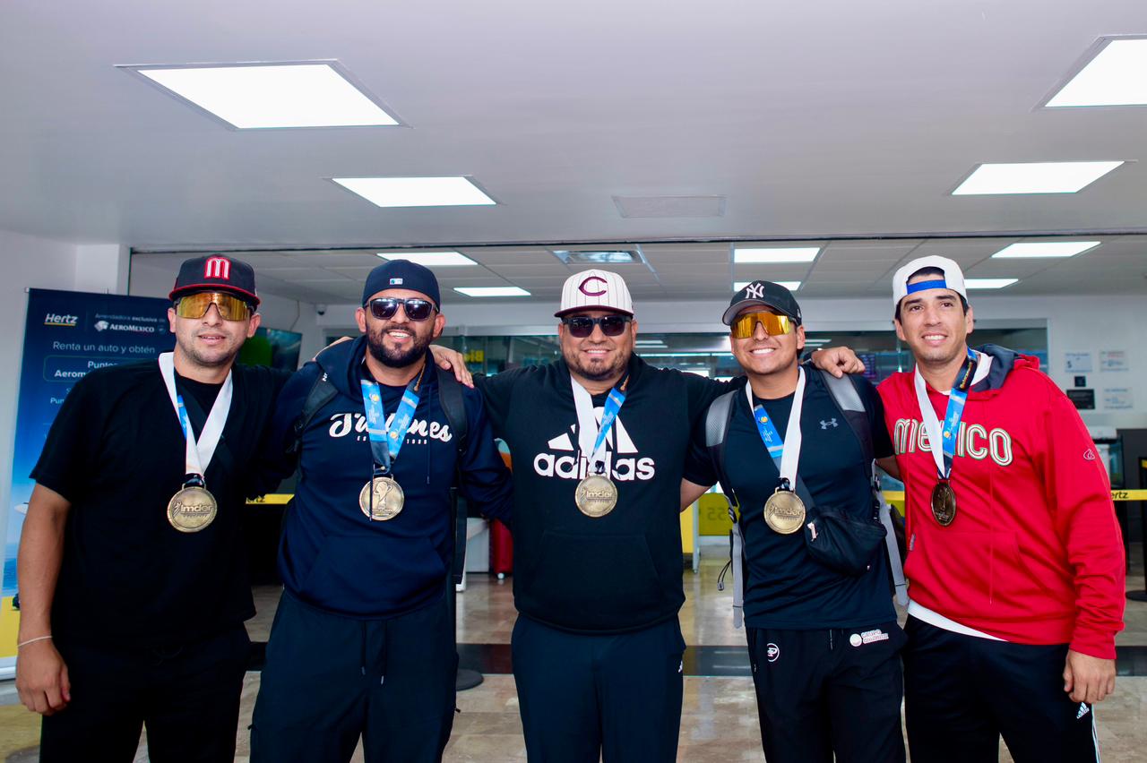 Los cinco deportistas sinaloenses que forman parte de la selección nacional de Softbol que recientemente se coronaron como Campeones Panamericanos, arribaron está mañana a la capital sinaloense siendo recibidos por familiares y amigos que abarrotaron el aeropuerto internacional de Culiacán.